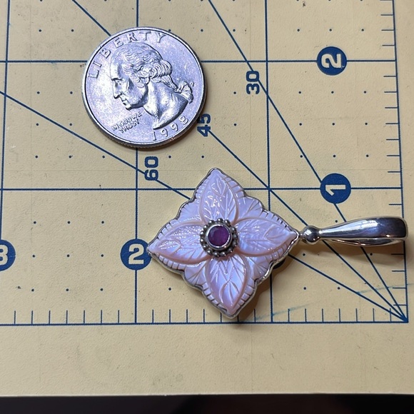 Sajen mother of pearl and ruby sterling silver pendant, 2 in, 10 grams, signed - Picture 8 of 9